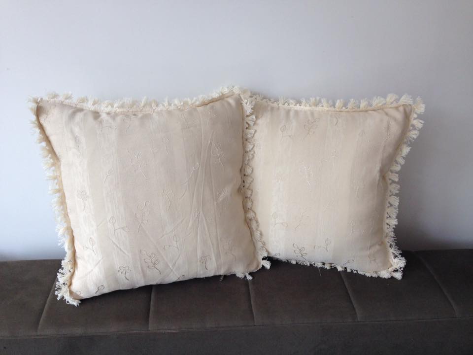 Komplet 2 dekorativna jastuka.    Dimenzije 42x42cm.    Punjeni pahuljama sundjera.    Svaka navlaka ima rajsferslus tako da moze da se skida i pere.    Veoma kvalitetni i jaki materijali koji se koriste za tapaciranje nameštaja.