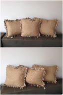 Komplet 3 dekorativna jastuka.    Dimenzije 48x33cm ( 2 veća ), 35x35cm ( 1 manji ).  Punjeni pahuljama sundjera.    Svaka navlaka ima rajsferslus tako da moze da se skida i pere.    Veoma kvalitetni i jaki materijali koji se koriste za tapaciranje nameštaja.